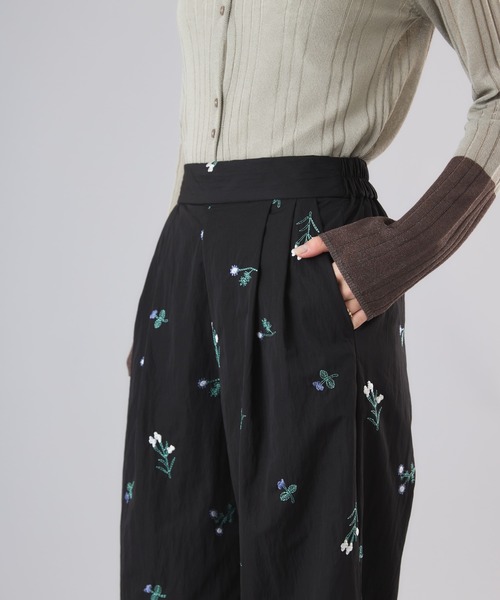 Muscat（マスカット）の「フラワーエンブロイダリーツータックワイドパンツ（その他パンツ・レディース・ブラック/サンドベージュ・F）」の14枚目の写真