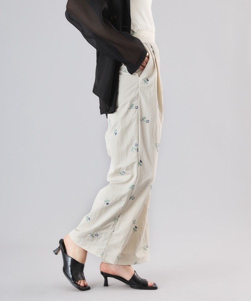 Muscat（マスカット）の「フラワーエンブロイダリーツータックワイドパンツ（その他パンツ・レディース・ブラック/サンドベージュ・F）」の12枚目の写真