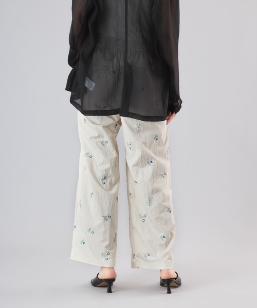 Muscat（マスカット）の「フラワーエンブロイダリーツータックワイドパンツ（その他パンツ・レディース・ブラック/サンドベージュ・F）」の11枚目の写真