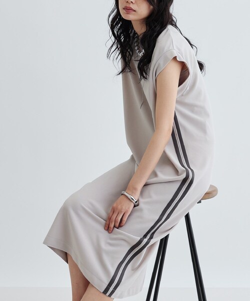 GALLEST(ギャレスト)の「サイドラインジョーゼットワンピース(ワンピース・レディース・ライトグレー/ブラック・36/38)」の1枚目の写真