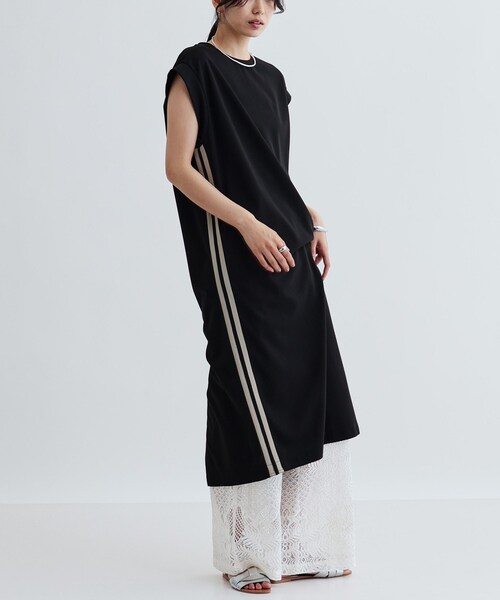 GALLEST(ギャレスト)の「サイドラインジョーゼットワンピース(ワンピース・レディース・ライトグレー/ブラック・36/38)」の2枚目の写真