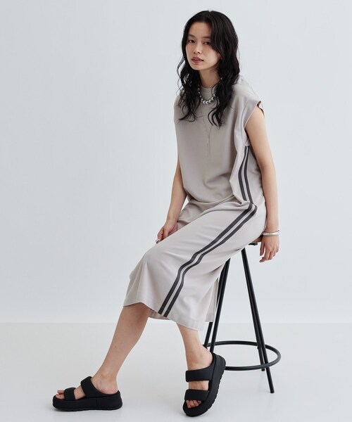 GALLEST(ギャレスト)の「サイドラインジョーゼットワンピース(ワンピース・レディース・ライトグレー/ブラック・36/38)」の9枚目の写真