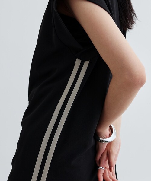 GALLEST(ギャレスト)の「サイドラインジョーゼットワンピース(ワンピース・レディース・ライトグレー/ブラック・36/38)」の4枚目の写真