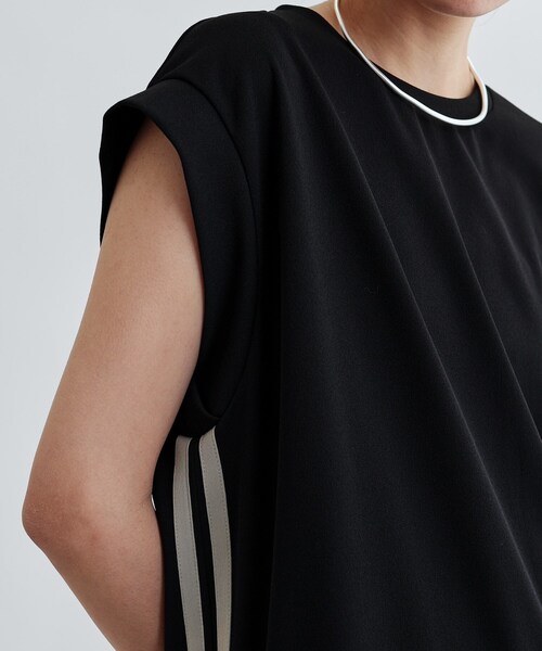 GALLEST(ギャレスト)の「サイドラインジョーゼットワンピース(ワンピース・レディース・ライトグレー/ブラック・36/38)」の3枚目の写真