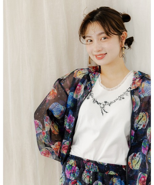 ScoLar(スカラー)の「152610:花蝶ネコネックレス柄タンク(タンクトップ・レディース・オフホワイト/ブラック/グリーン/ピンク・M)」の2枚目の写真