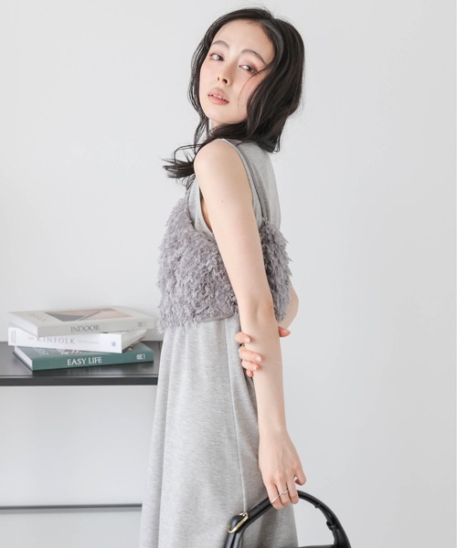 AMELY(エミリー)の「フェザーフリンジビスチェ+ワンピース セットアップ(ワンピース・レディース・ネイビー/ブラック/グレー・フリー)」の4枚目の写真