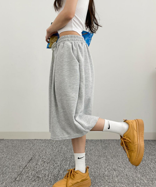 VIVID LADY(ビビッドレディー)の「バミューダ ワイド スウェットパンツ(スウェットパンツ・レディース・ブラック/グレー/ライトグレー・FREE)」の13枚目の写真