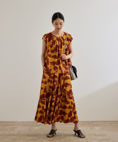 ROPE'（ロペ）の「DEVEAUXジオメトリックフラワーイージースカート（スカート・レディース・ブラック/オレンジ・38/36）」の3枚目の写真