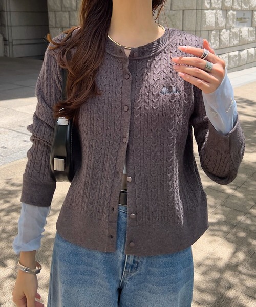 KOBE LETTUCE(コウベレタス)の「シアースリーブロゴ刺繍ケーブルニットカーディガン(ニット/セーター・レディース・イエロー/パープル/チェリーレッド/アイボリー/杢グレー・M)」の10枚目の写真