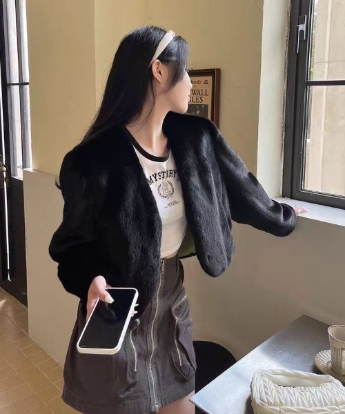 H.TOKYO（エイチトウキョウ）の「短丈ノーカラーフェイクファージャケット（ブルゾン・レディース・ブラウン/ブラック/グレー・FREE）」の2枚目の写真