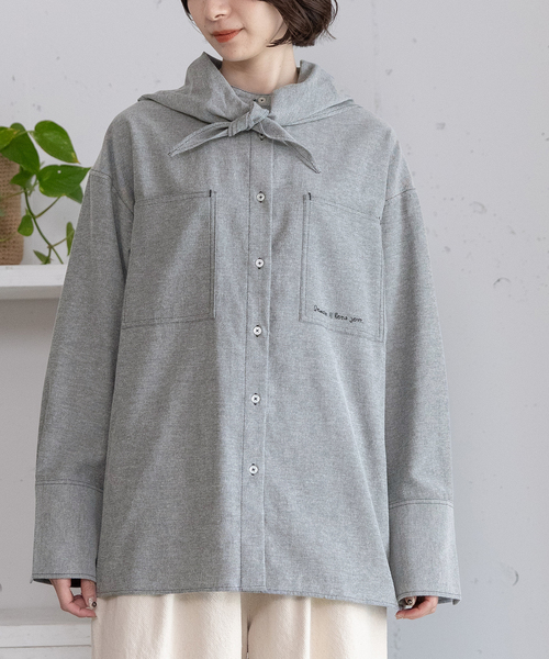 POU DOU DOU（プードゥドゥ）の「ネッカチーフ付きポケットシャツ（シャツ/ブラウス・レディース・ブルー/ライトベージュ/ブラック・M）」の2枚目の写真