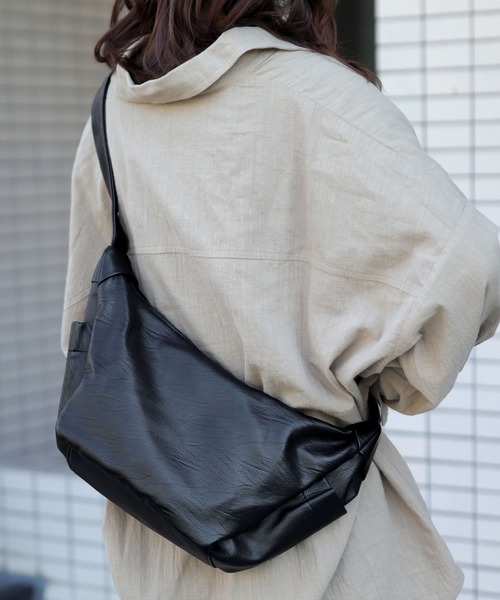 マリムーンショルダー　布良 セール】2WAY レザーライクハーフムーンショルダーバッグ（ショルダー