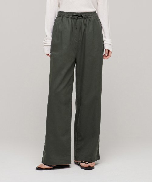 MUSINSA STANDARD WOMAN(ムシンサスタンダードウーマン)の「ウーマンズコットンリネンワイドバンディングパンツ【カーキ】(その他パンツ・レディース・その他・24/26/28/30)」の1枚目の写真