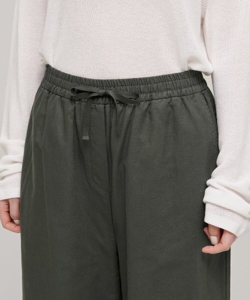 MUSINSA STANDARD WOMAN(ムシンサスタンダードウーマン)の「ウーマンズコットンリネンワイドバンディングパンツ【カーキ】(その他パンツ・レディース・その他・24/26/28/30)」の3枚目の写真