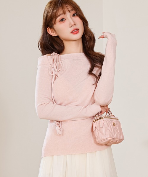 Anely(アネリー)の「リボン ストラップ ワンショルダー ニット トップス(ニット/セーター・レディース・ピンク/ブラック・FREE)」の2枚目の写真