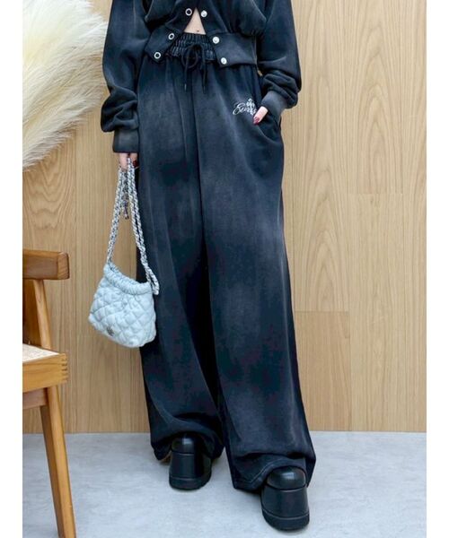 EVRIS（エヴリス）の「パウダースウェットワイドパンツ【セットアップ着用可能】（スウェットパンツ・レディース・アイボリー/ブラック/レッド/ブラウン・FREE）」の2枚目の写真