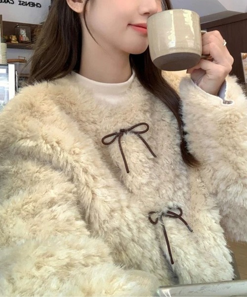 CHUL(チュル)の「もこふわリボンディテールエコファージャケット(ムートンコート・レディース・ホワイト・SMALL/MEDIUM/LARGE)」の5枚目の写真