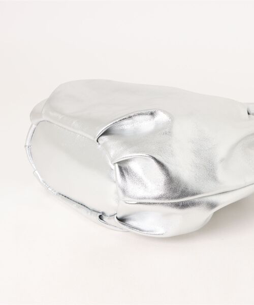 tsumori chisato CARRY(ツモリチサトキャリー)の「ハンドバッグ ツモリチサト ラムギャザー(ハンドバッグ・レディース・シルバー/ブラック・FREE)」の4枚目の写真