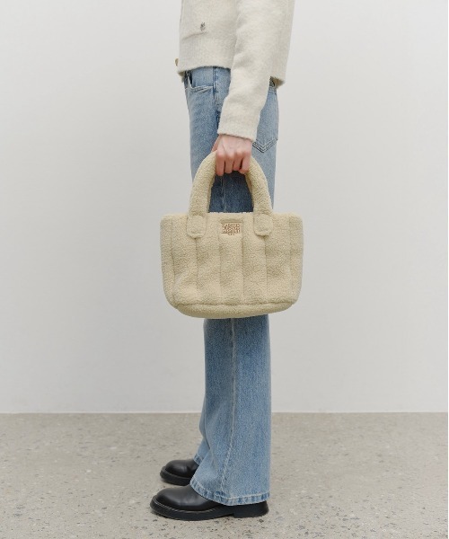 MARITHE + FRANCOIS GIRBAUD(マリテフランソワジルボー)の「CLASSIC LOGO BOUCLE PADDING BAG(ハンドバッグ・レディース・Black/Beige・フリー)」の2枚目の写真