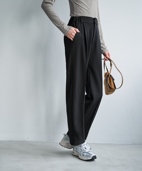 STYLE DELI(スタイルデリ)の「ストレッチツイルBASICタックパンツ(スラックス・レディース・ブラック/アイボリー/グレイッシュベージュ/バーガンディー・X-SMALL/SMALL/MEDIUM)」の9枚目の写真