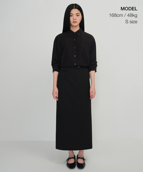 MUSINSA STANDARD WOMAN（ムシンサスタンダードウーマン）の「ウィメンズピンストライプストレートマキシスカート[ブラック]（スカート・レディース・その他・SMALL/MEDIUM/LARGE/X-SMALL）」の2枚目の写真