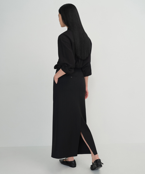 MUSINSA STANDARD WOMAN（ムシンサスタンダードウーマン）の「ウィメンズピンストライプストレートマキシスカート[ブラック]（スカート・レディース・その他・SMALL/MEDIUM/LARGE/X-SMALL）」の3枚目の写真