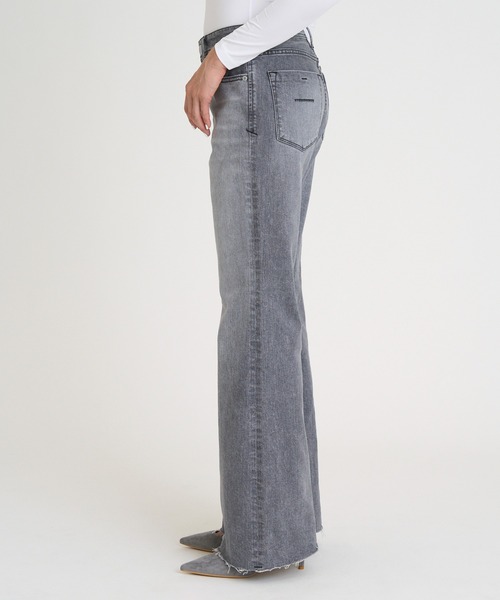 YANUK(ヤヌーク)の「フレア"CLAIRE"(デニムパンツ・レディース・ライトグレー・27inch/26inch/25inch/24inch/23inch/22inch)」の6枚目の写真