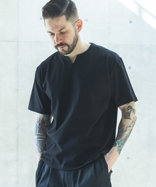 MR.OLIVE(ミスターオリーブ)の「COOL TOUCH COTTON / KEY NECK T-SHIRT / M262106(Tシャツ/カットソー・メンズ・オフホワイト/ブルー/ブラック・MEDIUM/LARGE)」の1枚目の写真