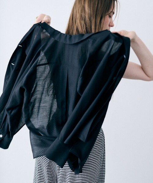 uncrave(アンクレイヴ)の「リヨセルシルクローン シャツ(シャツ/ブラウス・レディース・ブラック系/ベージュ系/ホワイト系・1/FREE)」の10枚目の写真