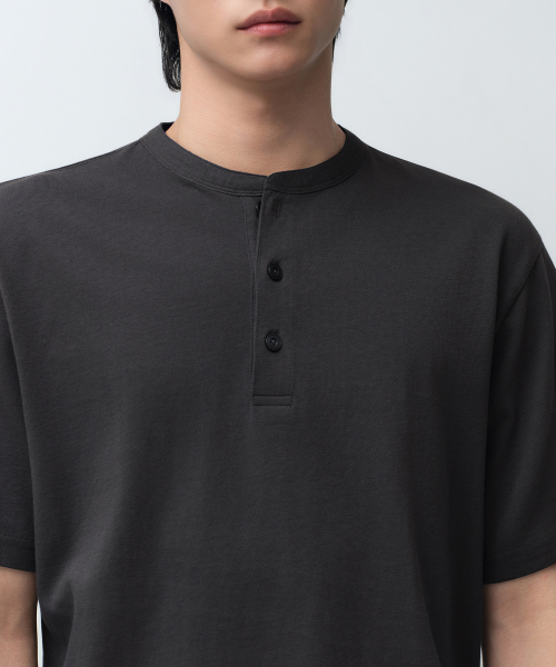 MUSINSA STANDARD（ムシンサスタンダード）の「ヘンリーネックTシャツ[ダークグレー]（Tシャツ/カットソー・メンズ・その他・SMALL/MEDIUM/LARGE/X-LARGE/2XL/3XL）」の4枚目の写真