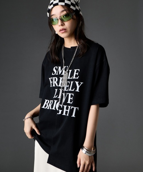 GEVS.(ジェイヴィス)の「綿100%アシンメトリープリントTシャツ<大きいサイズ有>GEVS.(Tシャツ/カットソー・レディース・ブラック/オフホワイト・LL/3L/4L/5L/M/L)」の1枚目の写真