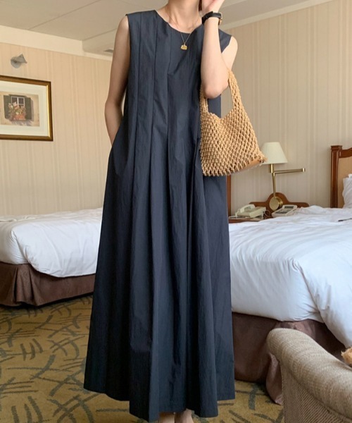 AMAJI（アマジ）の「ラウンドネック ノースリーブ ギャザー Aライン ワンピース（ワンピース・レディース・ライトブルー/ブラック/ベージュ・FREE）」の5枚目の写真