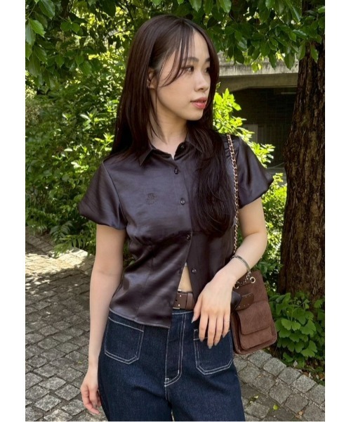 LILY BROWN(リリーブラウン)の「サテンパフスリーブシャツ(シャツ/ブラウス・レディース・チャコールグレー/アイボリー/ライトブルー・F)」の2枚目の写真