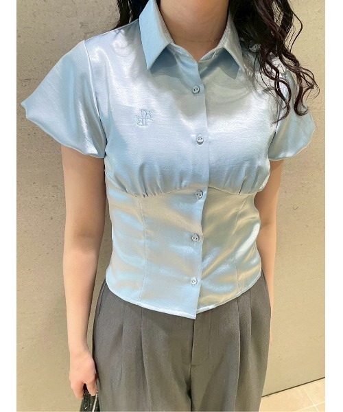 LILY BROWN(リリーブラウン)の「サテンパフスリーブシャツ(シャツ/ブラウス・レディース・チャコールグレー/アイボリー/ライトブルー・F)」の3枚目の写真