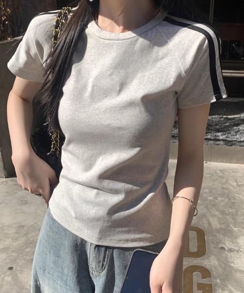 mielu(ミエル)の「クロップドラインデザインTシャツ(Tシャツ/カットソー・レディース・ネイビー/ライトグレー/ブラック・LARGE/MEDIUM)」の2枚目の写真