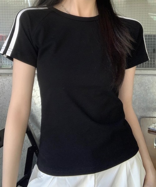 mielu(ミエル)の「クロップドラインデザインTシャツ(Tシャツ/カットソー・レディース・ネイビー/ライトグレー/ブラック・LARGE/MEDIUM)」の4枚目の写真