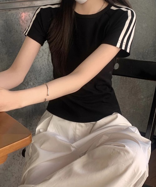 mielu(ミエル)の「クロップドラインデザインTシャツ(Tシャツ/カットソー・レディース・ネイビー/ライトグレー/ブラック・LARGE/MEDIUM)」の6枚目の写真