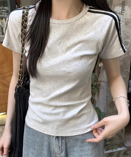 mielu(ミエル)の「クロップドラインデザインTシャツ(Tシャツ/カットソー・レディース・ネイビー/ライトグレー/ブラック・LARGE/MEDIUM)」の9枚目の写真