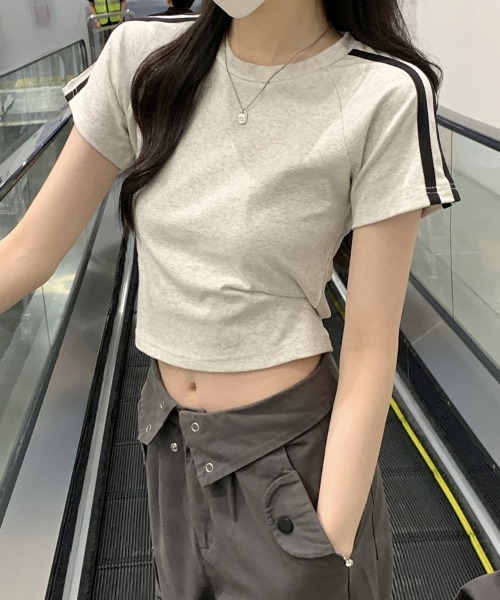 mielu(ミエル)の「クロップドラインデザインTシャツ(Tシャツ/カットソー・レディース・ネイビー/ライトグレー/ブラック・LARGE/MEDIUM)」の10枚目の写真