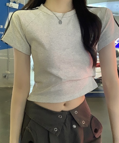 mielu(ミエル)の「クロップドラインデザインTシャツ(Tシャツ/カットソー・レディース・ネイビー/ライトグレー/ブラック・LARGE/MEDIUM)」の13枚目の写真
