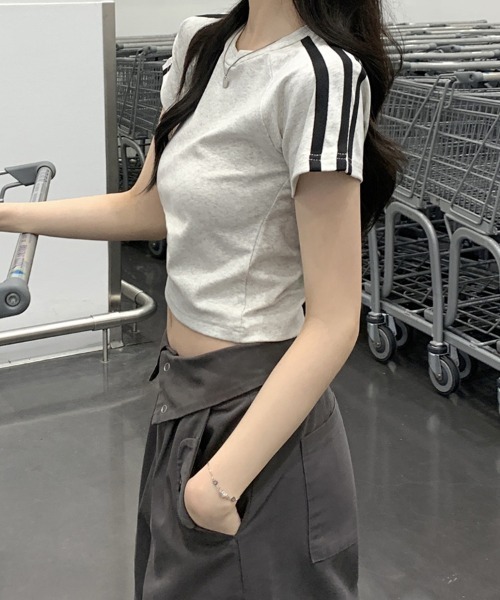 mielu(ミエル)の「クロップドラインデザインTシャツ(Tシャツ/カットソー・レディース・ネイビー/ライトグレー/ブラック・LARGE/MEDIUM)」の14枚目の写真