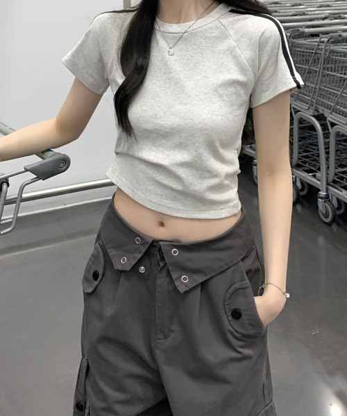 mielu(ミエル)の「クロップドラインデザインTシャツ(Tシャツ/カットソー・レディース・ネイビー/ライトグレー/ブラック・LARGE/MEDIUM)」の15枚目の写真