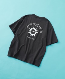 Sunny Smith（サニースミス）の「Sunny Smirh キャラクターアーチロゴ両面刺繍Tシャツ 半袖（Tシャツ/カットソー）」