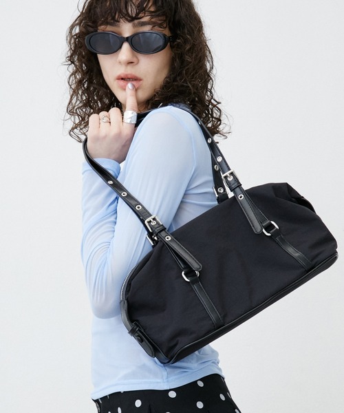 uyu.(ウユ)の「Eyelet Handle Mini Boston Bag / ハトメハンドル ミニボストンバッグ(ボストンバッグ・レディース・レッド/チャコールグレー/ホワイト/ブラック・FREE)」の3枚目の写真