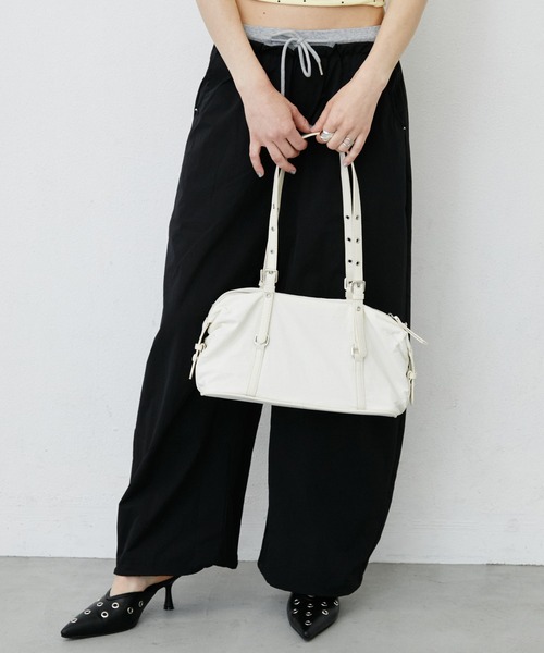 uyu.(ウユ)の「Eyelet Handle Mini Boston Bag / ハトメハンドル ミニボストンバッグ(ボストンバッグ・レディース・レッド/チャコールグレー/ホワイト/ブラック・FREE)」の17枚目の写真