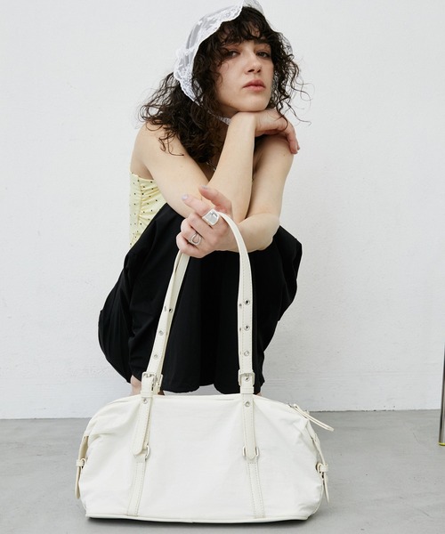 uyu.(ウユ)の「Eyelet Handle Mini Boston Bag / ハトメハンドル ミニボストンバッグ(ボストンバッグ・レディース・レッド/チャコールグレー/ホワイト/ブラック・FREE)」の20枚目の写真