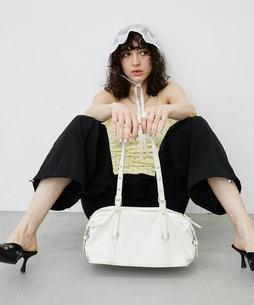 uyu.(ウユ)の「Eyelet Handle Mini Boston Bag / ハトメハンドル ミニボストンバッグ(ボストンバッグ・レディース・レッド/チャコールグレー/ホワイト/ブラック・FREE)」の22枚目の写真
