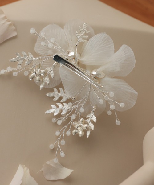 Cupid Heart(キューピッドハート)の「【Cupid Heart】結婚式用!シフォンフルールヘアクリップ(バレッタ/ヘアクリップ・レディース・シルバー・MEDIUM)」の2枚目の写真