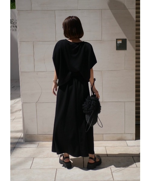 BeBeoD(べベッド)の「バックレイヤードスウェットセットアップ(Tシャツ/カットソー・レディース・グレー/ブラック・フリー)」の4枚目の写真