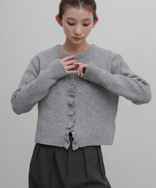 select MOCA(セレクトモカ)の「メランジニットフリルカーディガン(カーディガン/ボレロ・レディース・チャコールグレー/グレー/グレイッシュベージュ・FREE)」の4枚目の写真
